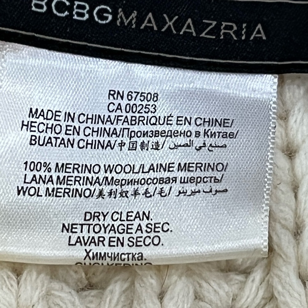 BCBG Maxazria Zipper Scarf 100% merino wool. It measures 26 inches long. - Picture 2 of 6